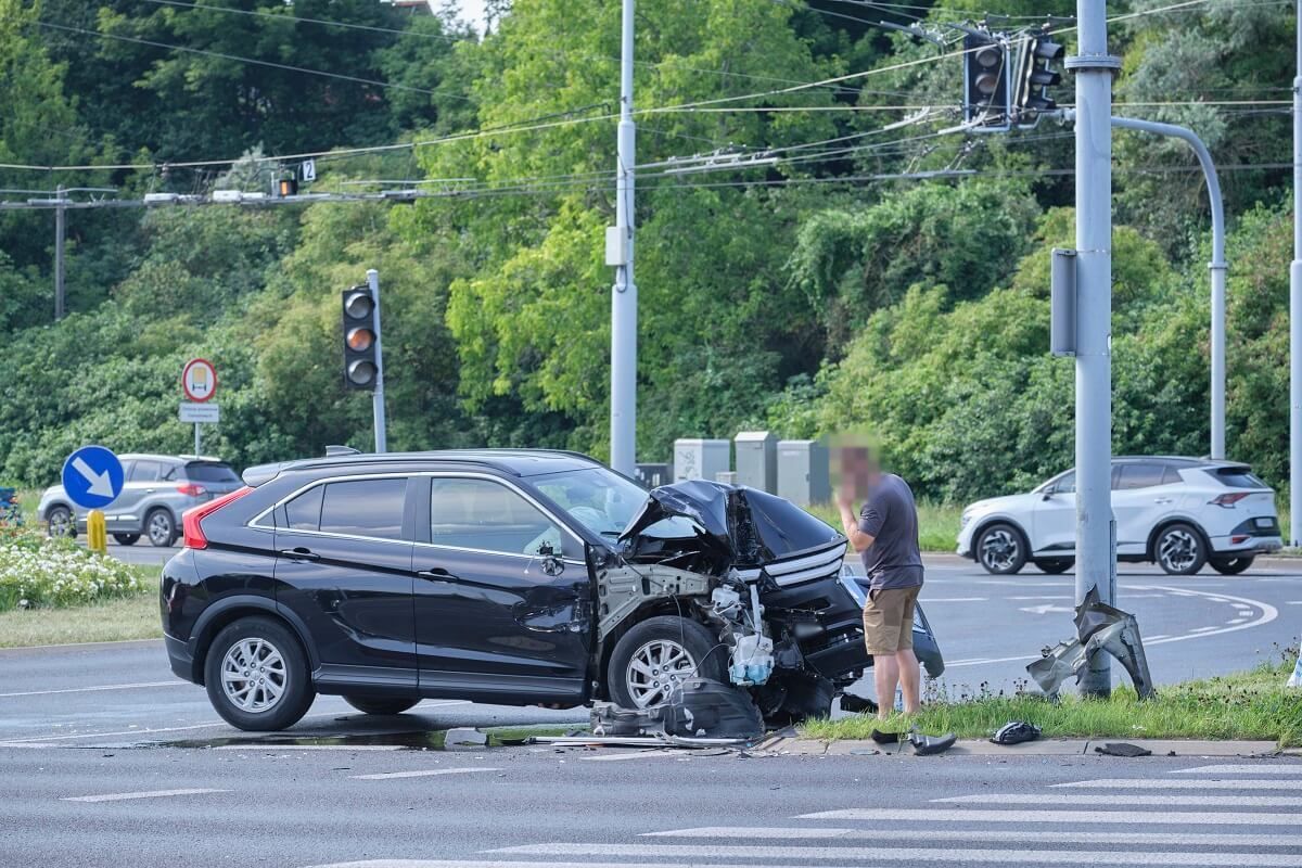Mitsubishi wjechało w słup sygnalizacji świetlnej na rondzie Narodowych Sił Zbrojnych
