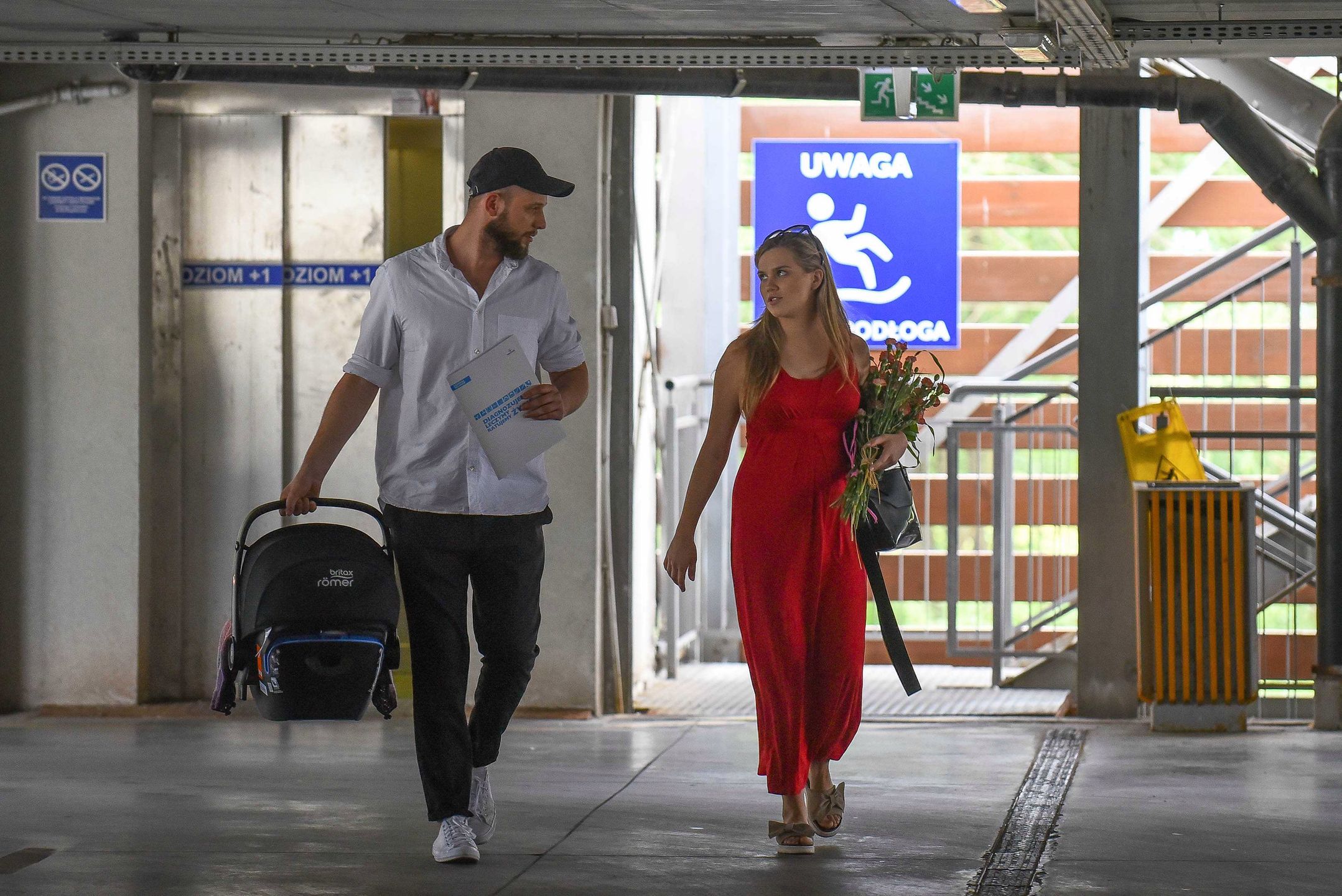 Agnieszka Kaczorowska i Maciej Pela z dzieckiem wychodzą ze szpitala