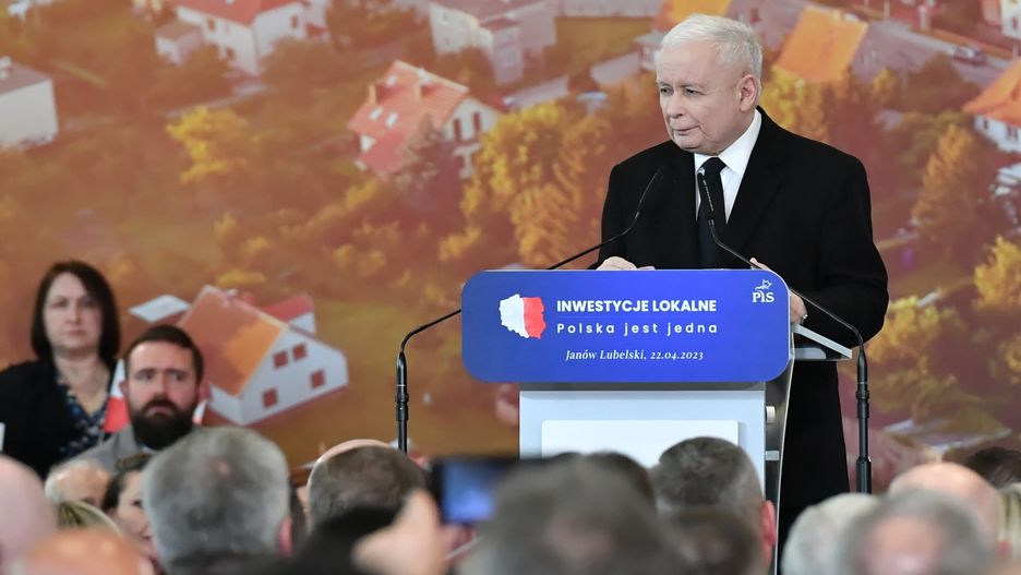 Janów Lubelski, 22.04.2023. Prezes PiS Jarosław Kaczyński podczas inauguracji akcji "Polska jest jedna - Inwestycje Lokalne", 22 bm. w Janowie Lubelskim. (mr) PAP/Wojtek Jargiło