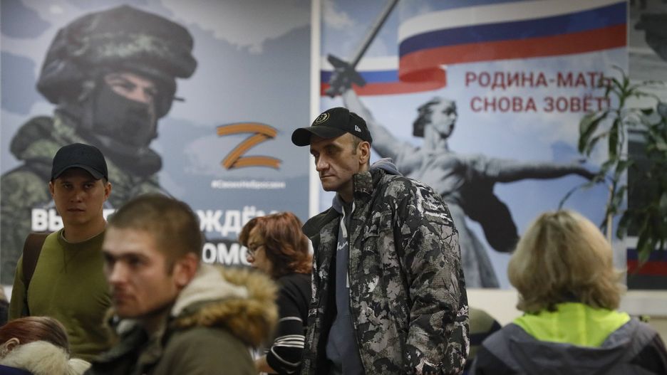 "Stern": kremlowska propaganda przechodzi samą siebie i przekonuje, że protezy to „fajne gadżety”
epa10213499 Russian conscripted men at a recruiting office during Russia's partial military mobilization in Moscow, Russia, 29 September 2022. Russian President Putin announced in a televised address to the nation on 21 September, that he signed a decree on partial mobilization in the Russian Federation due to the conflict in Ukraine. Russian Defense Minister Shoigu said that 300,000 people would be called up for service as part of the move.  EPA/YURI KOCHETKOV 
Dostawca: PAP/EPA.
YURI KOCHETKOV