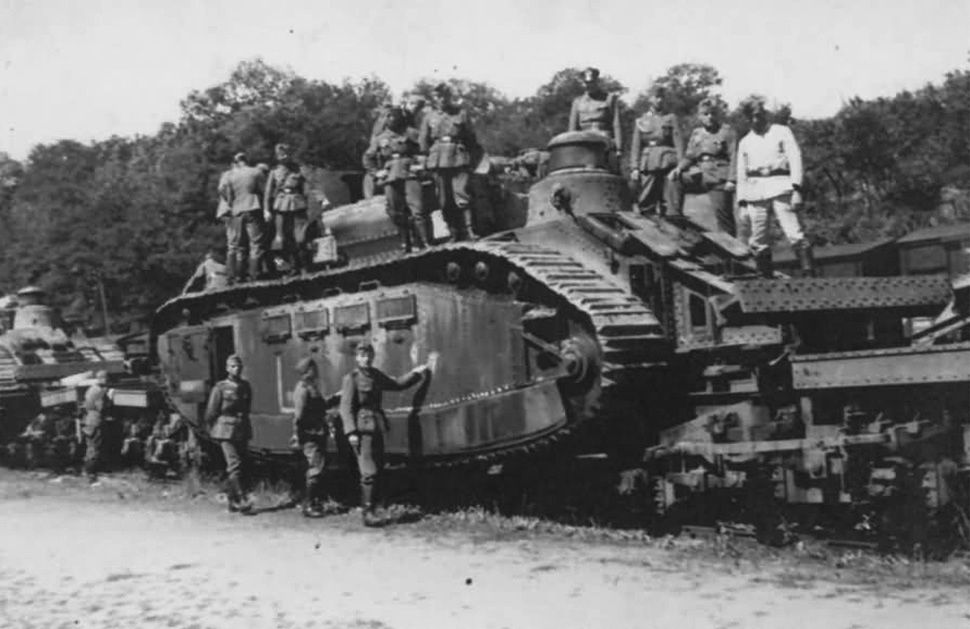 Char 2C - gigantyczne francuskie czołgi zniszczone w czasie ewakuacji z frontu