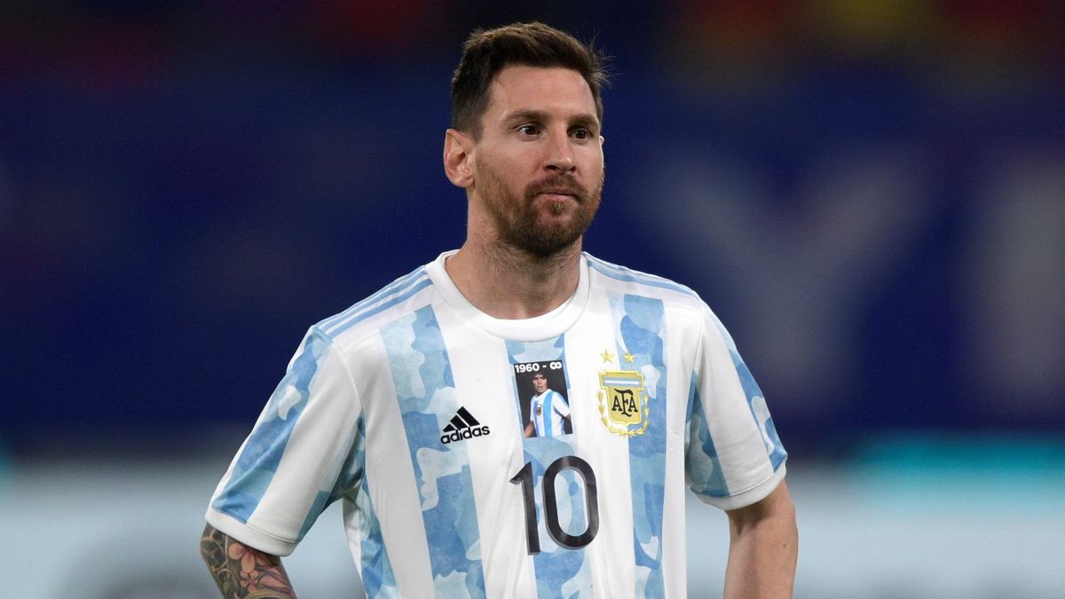 Lionel Messi (Argentyna) w koszulce upamiętniającej Diego Maradonę