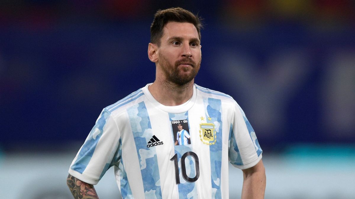 PAP/EPA / JUAN MABROMATA/POOL / Na zdjęciu: Lionel Messi (Argentyna) w koszulce upamiętniającej Diego Maradonę