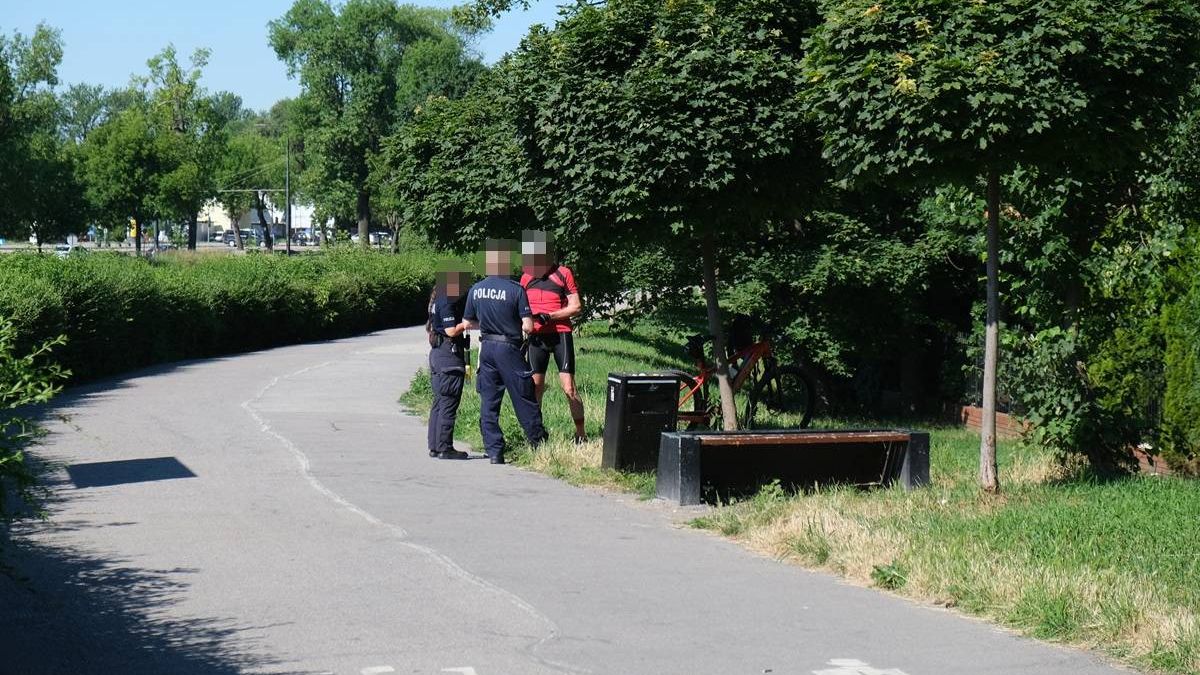 Policjanci kontrolujący rowerzystę na ścieżce rowerowej