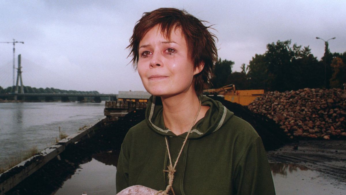 Kadr z filmu "Poranek kojota" z Magdaleną Kumorek