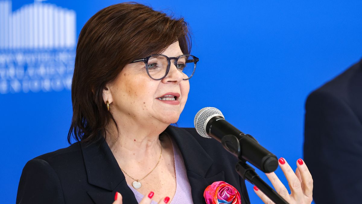 Warszawa, 19.03.2025. Minister zdrowia Izabela Leszczyna podczas konferencji prasowej nt. "Szkolenia dla seniorów z pierwszej pomocy przedmedycznej i spotkania informacyjno-doradcze dotyczące zabezpieczenia społecznego osób starszych.", 19 bm. w siedzibie Lotniczego Pogotowia Ratunkowego w Warszawie. (jm) PAP/Albert Zawada