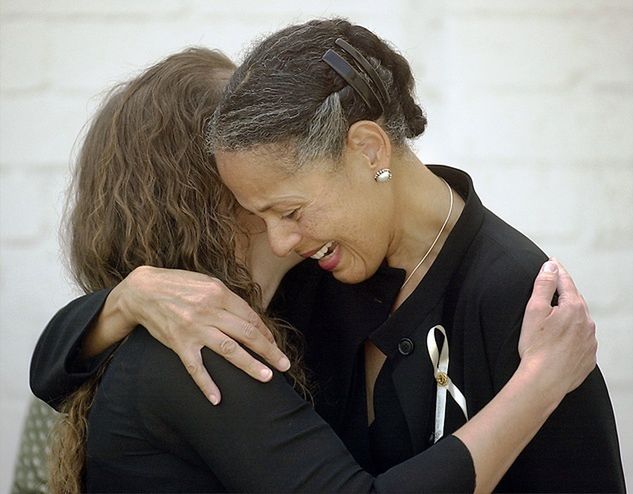 Matka koszykarza, Patricia Phillips, podczas mszy upamiętniającej śmierć Bisona Dele'a (fot. Wally Skalij/Los Angeles Times via Getty Images)