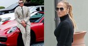 Alex Rodriguez z uśmiechem pozuje przy porsche, które dwa lata temu DAŁ JENNIFER LOPEZ NA URODZINY...