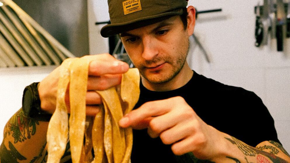 Dwa stoliki. Azja w kameralnym wydaniu na toruńskiej starówce