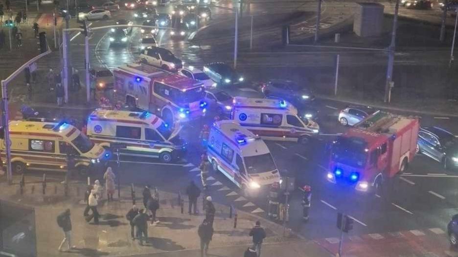 Taksówka zderzyła się z karetką. Ranny ratownik