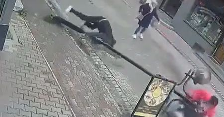 Latarnia runęła na kobietę. Szokujący wypadek w Nowym Targu