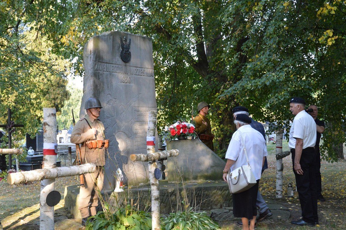 Stalowa Wola: Obchody 86. rocznicy wybuchu II Wojny Światowej na Cmentarzu Wojennym