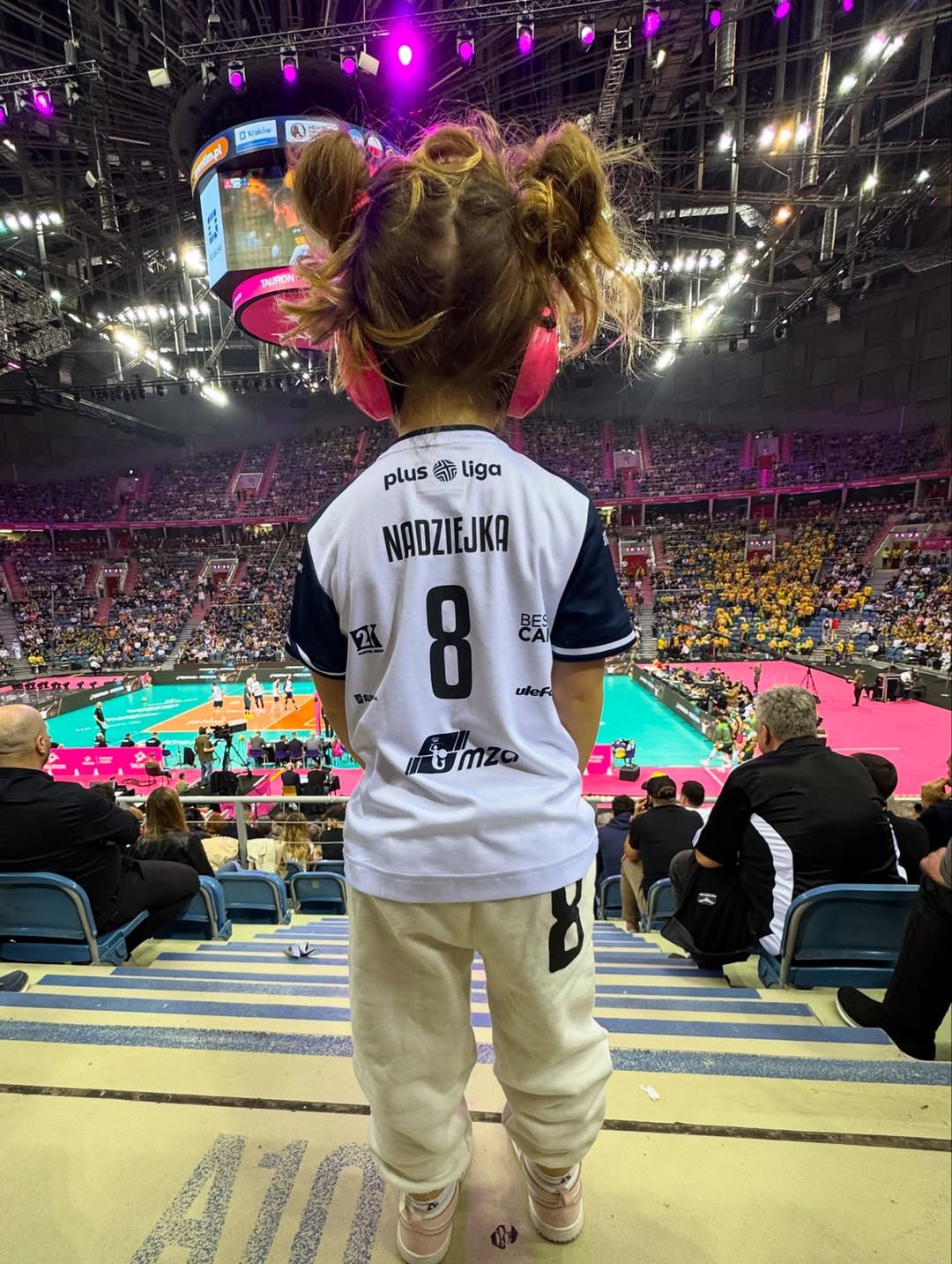 Zofia Zborowska z córkami na meczu