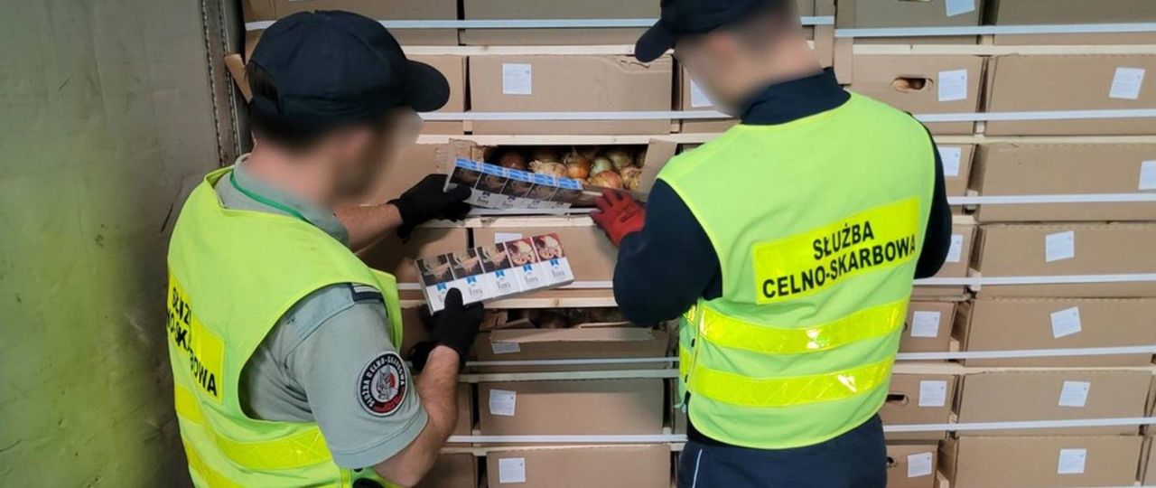 Budzisko: Przemyt papierosów w cebuli. Udaremniono kontrabandę wartą 1,5 mln zł