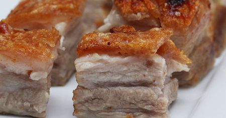 Natrzyj boczek specjalną marynatą i upiecz. Sklepowe wyroby się nie umywają