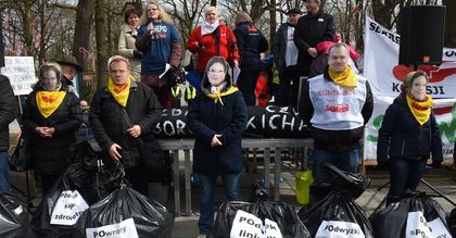 Pikieta pracowników służby zdrowia. Narzekają na pensje, braki kadrowe i szefową rządu
