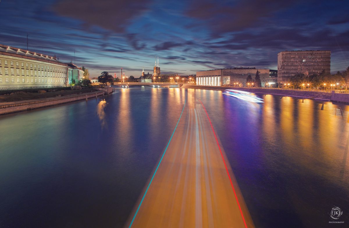 „Ruch to w ogóle ciekawy motyw w fotografii pejzażu miejskiego. Pokazuje atmosferę miasta. Smugi świateł samochodowych, sztuczne oświetlenie budynków. To wszystko często wprowadza do zdjęcia nową kolorystykę. Wystarczy już kilka sekund naświetlania."