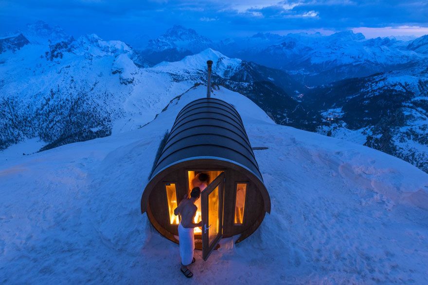 Wyróżnienie. Na zdjęciu: sauna umiejscowiona na wysokości 2800 m w Dolomitach,  Monte Lagazuoi, Włochy.