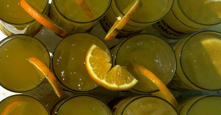 Whiskey sour w proszku przygotowany z wodą i whiskey