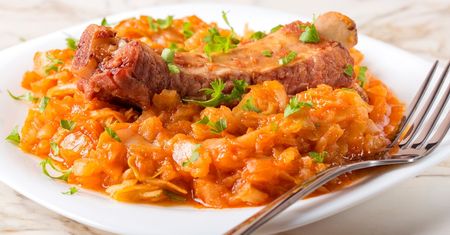 Najczęściej lądują na grillu. Pieczone w kapuście wychodzą sto razy bardziej aromatyczne i miękkie