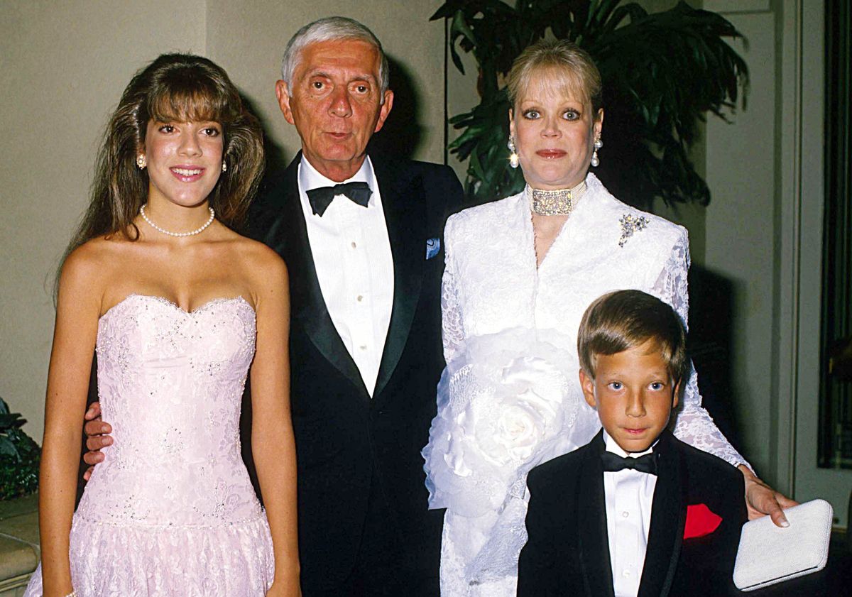 Tori Spelling z rodzicami młodszym bratem w 1998 roku