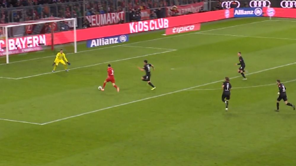Materiały prasowe / Dugout / Na zdjęciu: Robert Lewandowski w meczu z Werderem