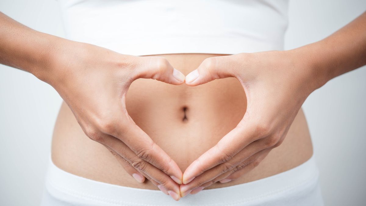 wawel dłonie na brzuchu