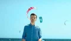 Radosław Kotarski opowiada o kitesurfingu w reklamie aplikacji mobilnej Banku Millennium (wideo)