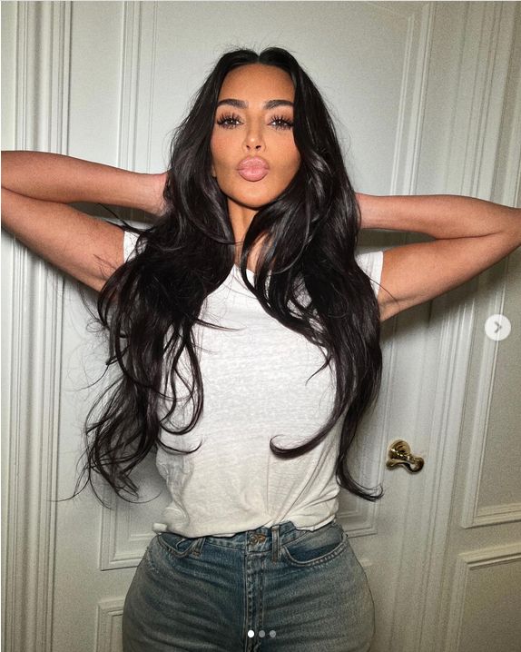 Kim Kardashian pozuje na plaży w błękitnym bikini