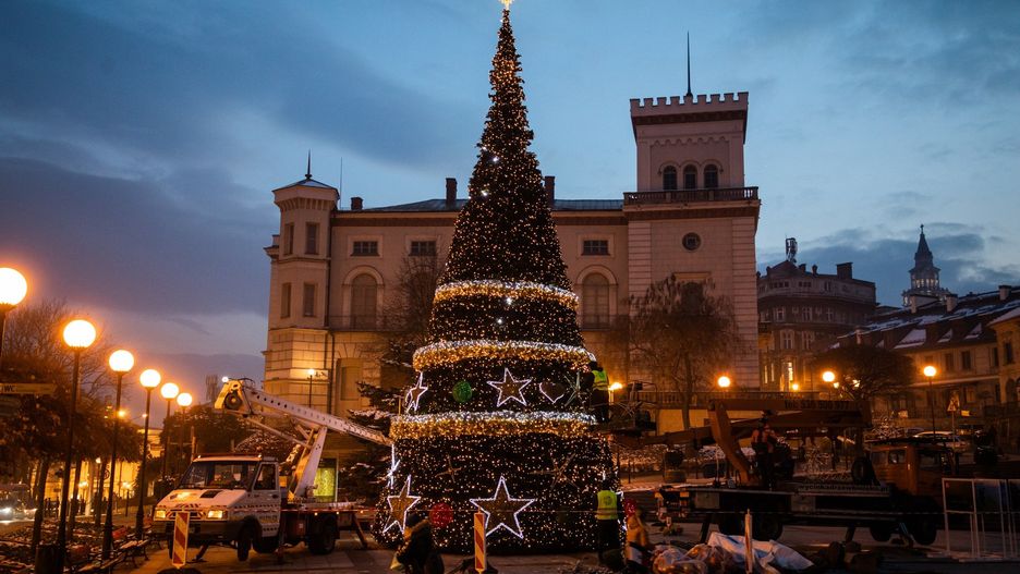 Choinka w Bielsku-Białej przypomina o zbliżającym się Bożym Narodzeniu.