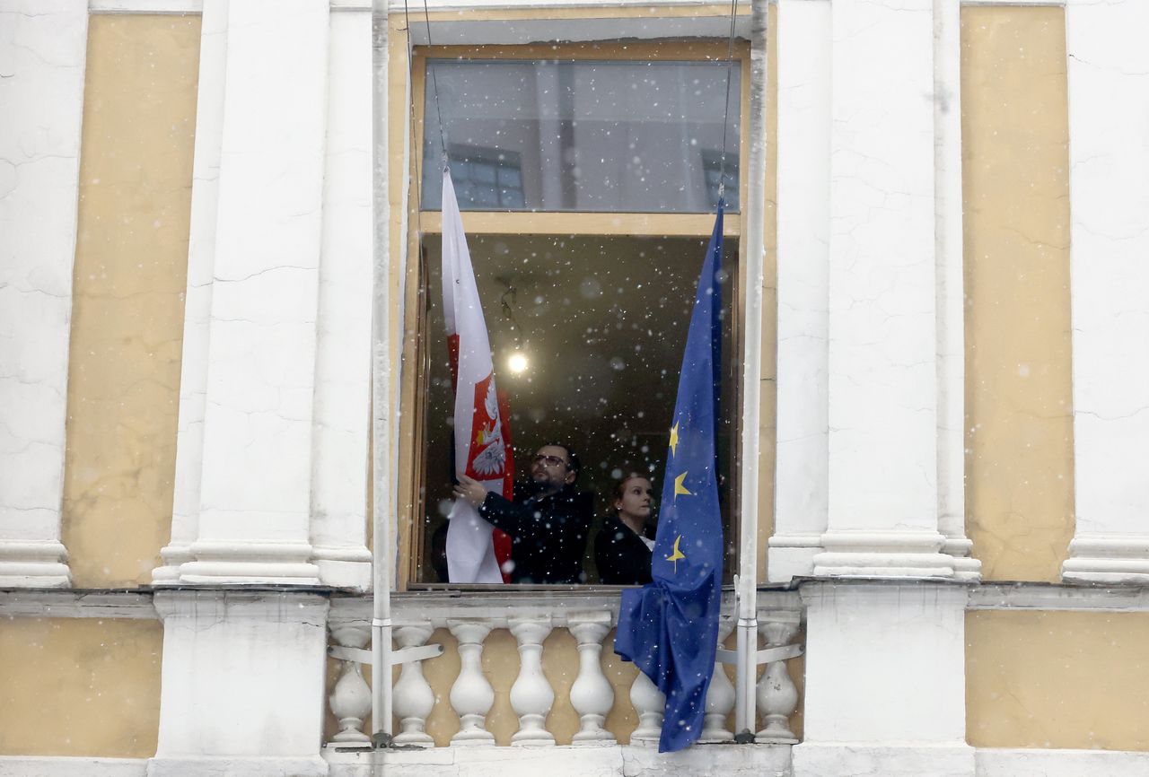 Flagi Polski i Unii Europejskiej zniknęły z konsulatu w Petersburgu