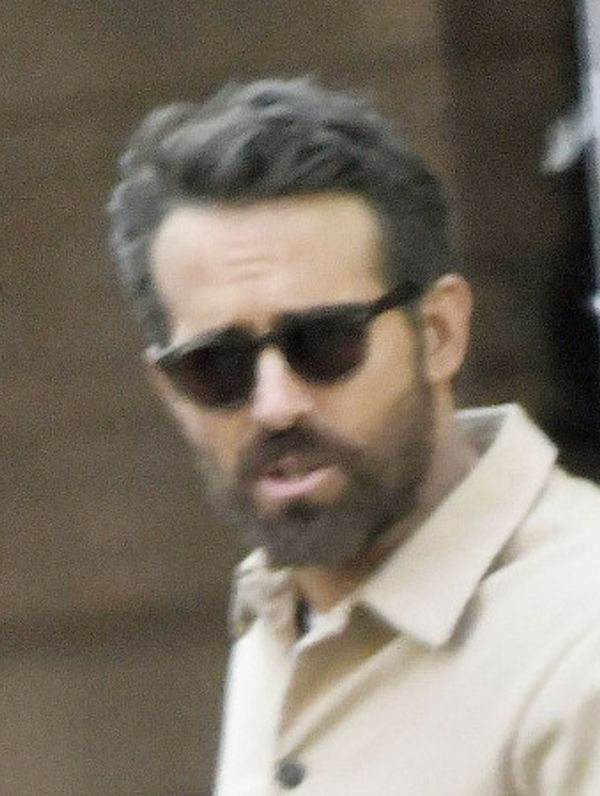 Blake Lively i Ryan Reynolds na rodzinnym spacerze