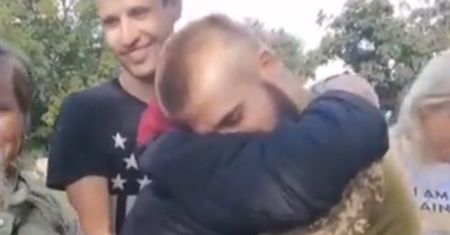 Wzruszające nagranie z powrotu ukraińskiego żołnierza do domu. Kobieta prawie zemdlała, gdy go zobaczyła