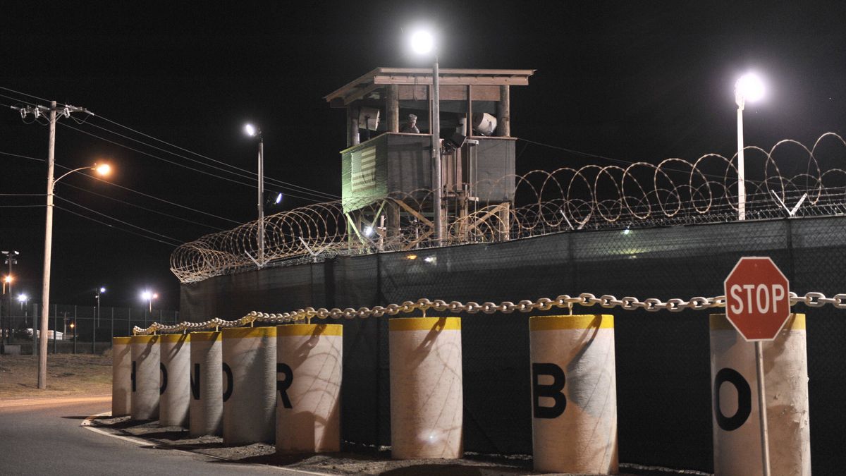 (2)CUBA-GUANTANAMO-US-NAVAL BASE
(100524) -- WASHINGTON, May 24, 2010 () -- The photo taken on May 18, 2010 shows the Camp Delta detention facility at the U.S. Naval Base, where over a hundred terrorist suspects are held at a detention center, at Guantanamo Bay, Cuba. (/Jiang Guopeng) (wjd) 
Dostawca: PAP/Photoshot
Jiang Guopeng
ie, XxjpieE001043_20100524_TPPFN1A001, 24.05.2010, B950, B950_153585, 153585, U950_153585_0021, Detention, Centre, Cuba, Orange, Jumpsuit, Terror, Terrorism, War on terror, wiezienie, USA, amerykanskie, polityczni, wiezniowie, Guantanamo, Kuba, wojsko, terrorysci, terroryzm, ogrodzenie, siatka, plot, drut, kolczasty