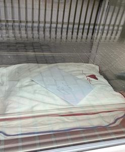 Czarnowłosy chłopczyk w "oknie życia" w Gnieźnie. Napisali list do matki