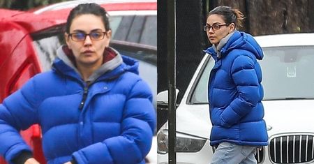 NATURALNA Mila Kunis w niebieskiej puchówce spaceruje ulicami Los Angeles (ZDJĘCIA)