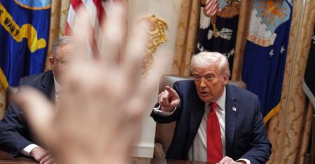Plastry na rękach Trumpa. Biały Dom przekonuje, że to od uścisków dłoni