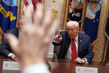 Plastry na rękach Trumpa. Biały Dom przekonuje, że to od uścisków dłoni