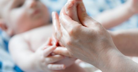 Urodziła bliźniaki w wieku 64 lat. Sąd odebrał jej prawa rodzicielskie
