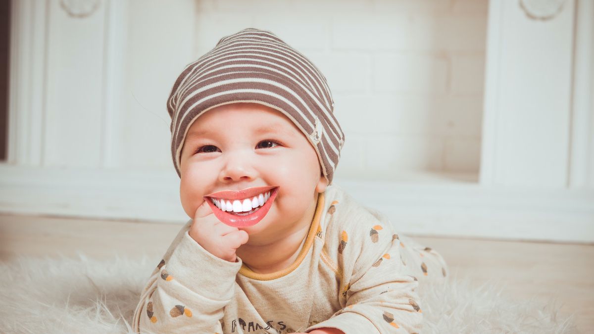 Przyznacie, że dzieci z zębami wygladają absurdalnie. Na szczęście algorytm Samsunga dodaje je bardziej umiejętnie niż my.