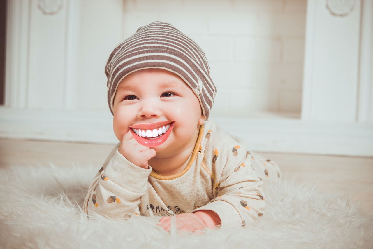 Samsung "poprawia" zdjęcia noworodków. Dodaje im… zęby!