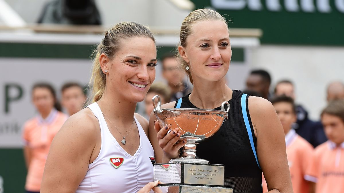 Zdjęcie okładkowe artykułu: PAP/EPA / CAROLINE BLUMBERG / Na zdjęciu: Timea Babos i Kristina Mladenović, mistrzynie Rolanda Garrosa 2019 w grze podwójnej kobiet