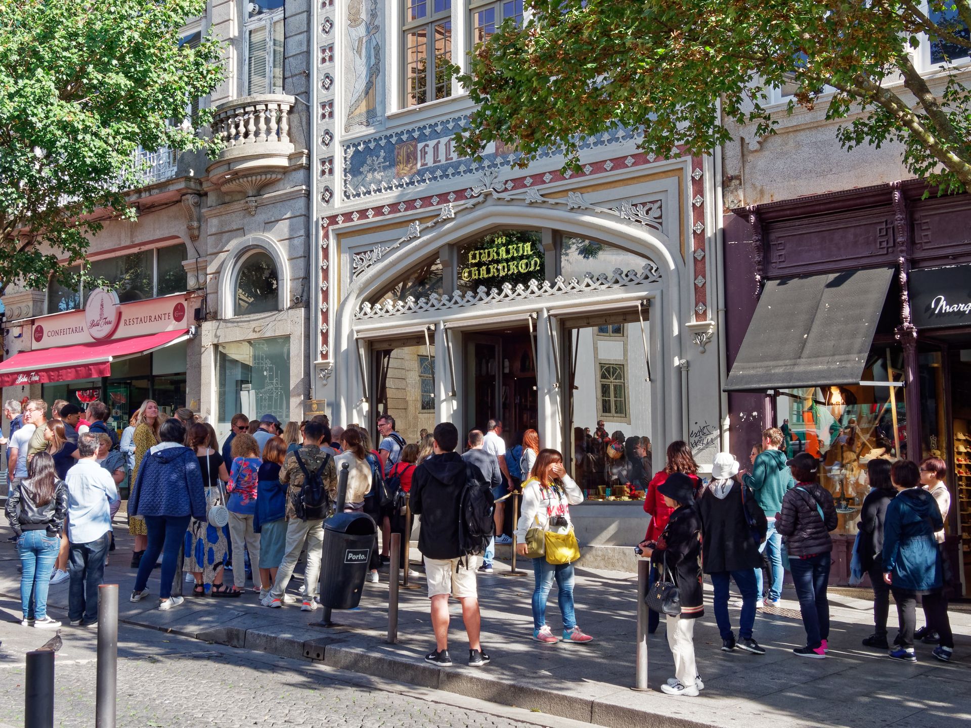 Kolejki do Livraria Lello wpisały się na stałe w pejzaż miasta