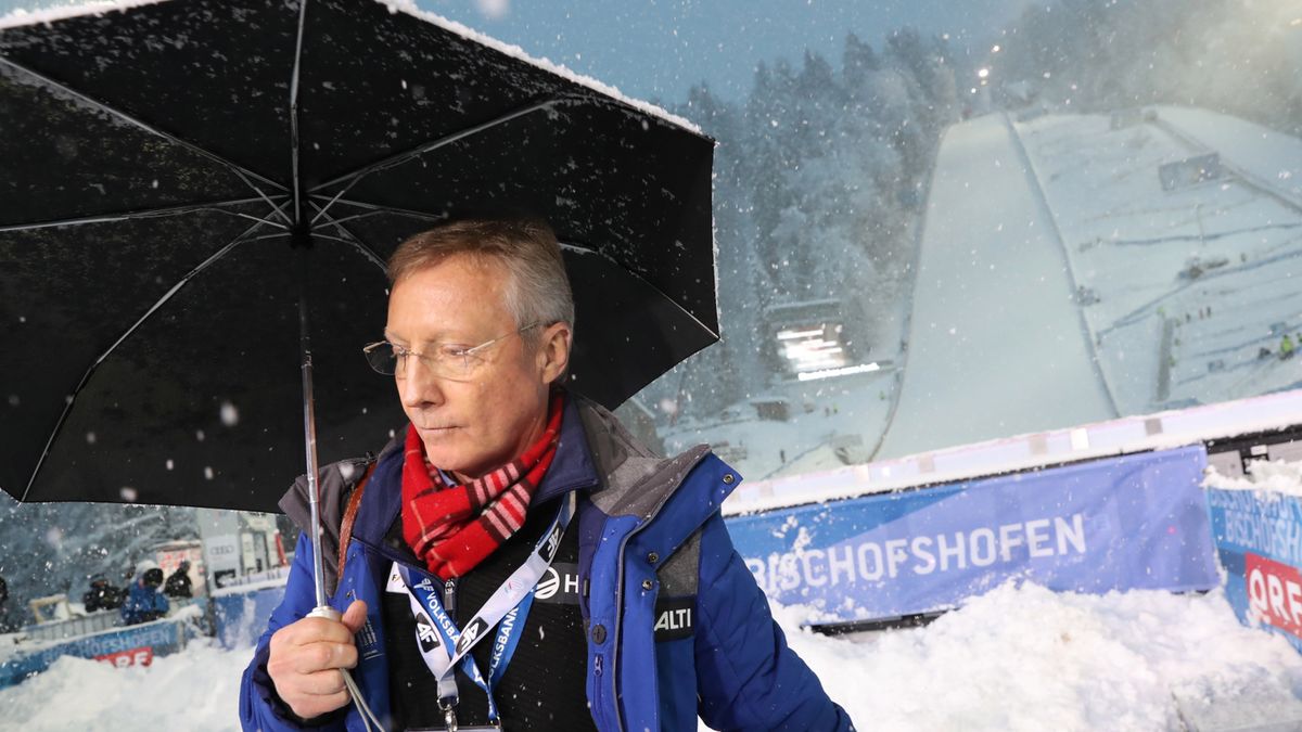 Walter Hofer, dyrektor PŚ W tle zaśnieżona skocznia w Bischofshofen