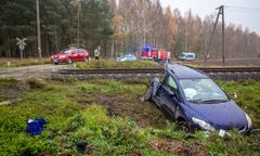 Wypadek w Moszczenicy. Pijany wjechał osobówką pod pociąg