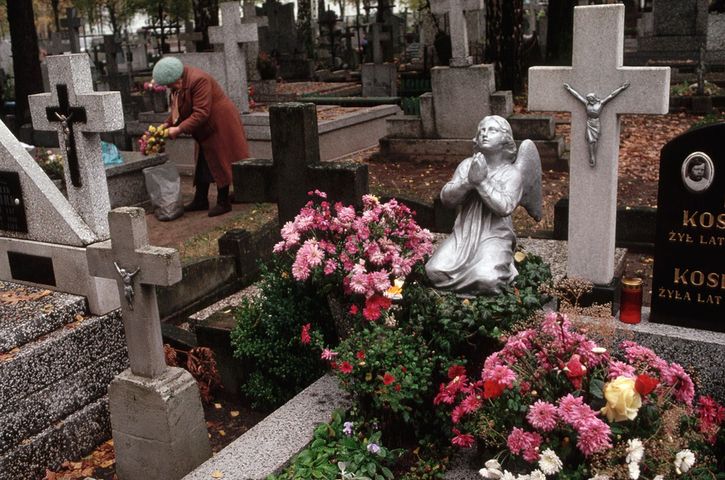 Jakie zachowania na cmentarzu są niedopuszczalne? Istnieje kilka zasad