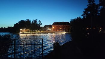 Nocny spacer po Szczecinku. Tak miasto i park wyglądają po zmroku [GALERIA]