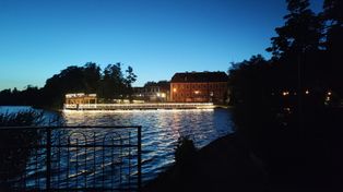 Nocny spacer po Szczecinku. Tak miasto i park wyglądają po zmroku [GALERIA]