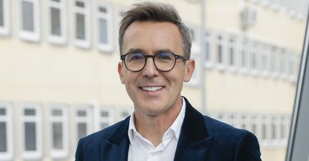 Maciej Kurzajewski odkopał stare zdjęcie. Tak wyglądał 19 lat temu