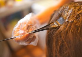 Farby do włosów powiązane ze zwiększonym ryzykiem zachorowania na raka piersi 